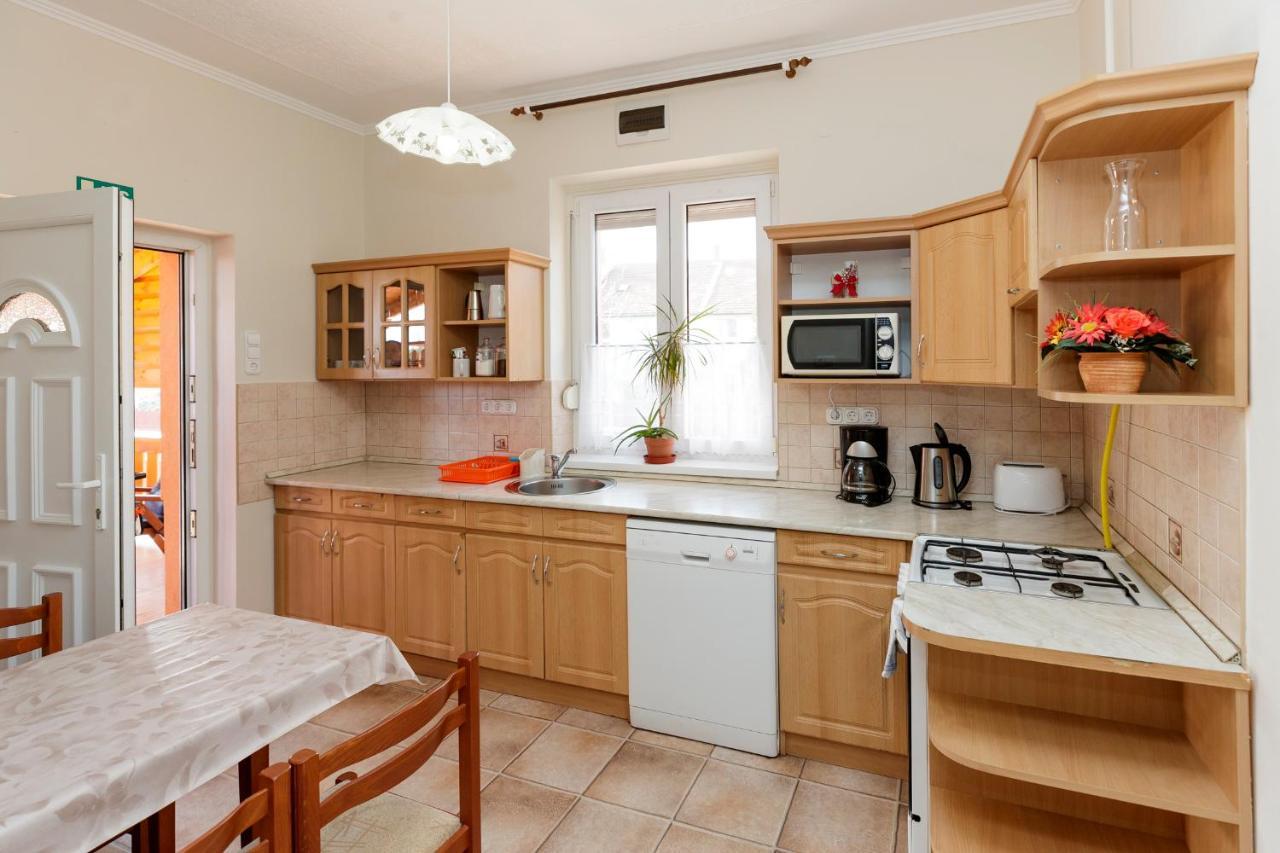 Almafa Apartmanhaz エゲル エクステリア 写真